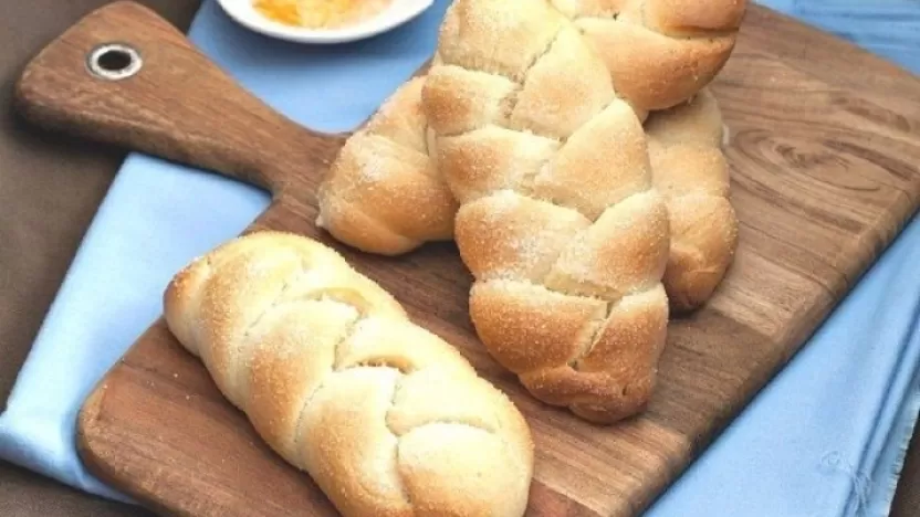 طريقة عمل الخبز المجدل باللبن في البيت