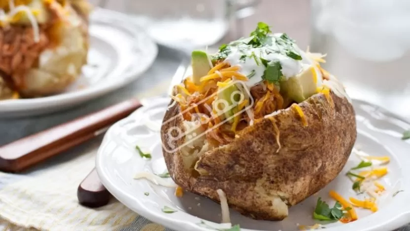 كيفية عمل طبق البطاطس المحشية بالدجاج والفلفل والجبن