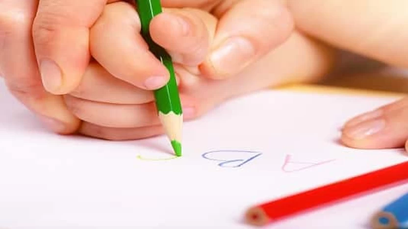 أنشطة مسك القلم وأفضل تمارين تقوية عضلات يد الطفل