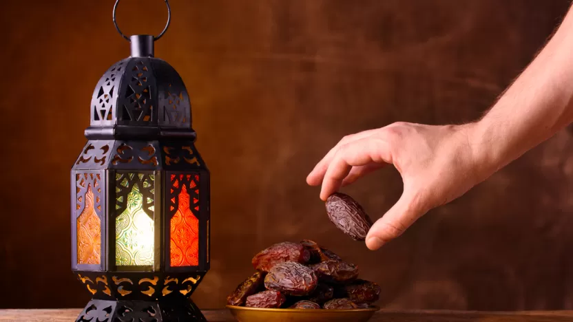 حكم الإفطار في رمضان للمسافر قبل السفر وبعد الوصول