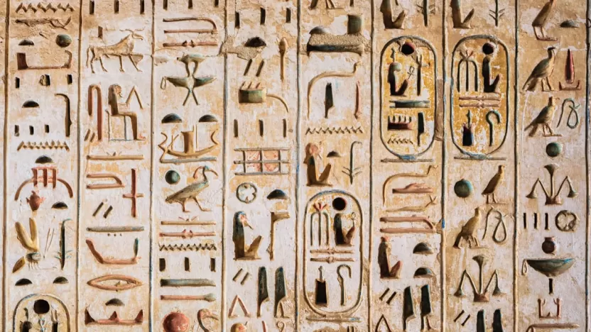 متى كانت نشأة الكتابة المصرية القديمة؟ وما هي أشكالها المختلفة؟
