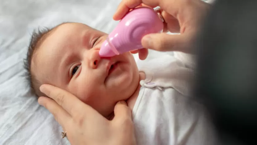 أسهل طريقة تنظيف انف الرضيع بالماء والملح