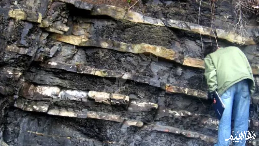 من العمليات الداخلية البطيئة لتشكيل سطح