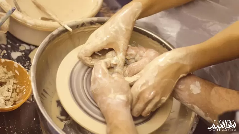 من طرق التشكيل اليدوي بالطين طريقة التشكيل بالضغط وطريقة التشكيل بالشرائح فقط