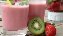 طريقة عمل سموثي الفراولة الصحي مع الكيوي