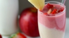 طريقة عمل سموثي الفراولة والتفاح