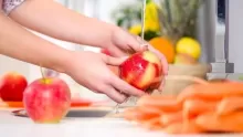 أخطاء تجنبها أثناء غسل الأغذية