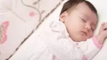 طرق نوم الطفل حديث الولادة, وكيفية تنظيم عدد ساعات نومه