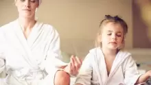 كيف أعزز ثقة ابنتي بنفسها