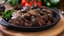 طريقة عمل طبق كبدة الفراخ بالبصل مع الطماطم