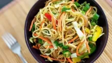 كيفية عمل طبق النودلز بالخضار على الطريقة الصينية