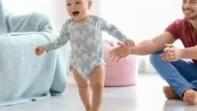 كيف أعلم طفلي المشي؟