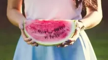 هل البطيخ يزيد الوزن أم ينقصه؟ وما فوائده الصحية؟
