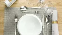 ما هي طريقة ترتيب طاولة الطعام في المنزل؟