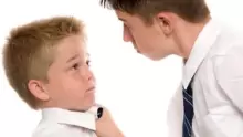 كيف أتعامل مع الطفل العدواني والعنيد