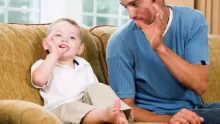 كيف أجعل ابني يتكلم؟ وكيف يمكنني اكتشاف مشاكل عدم قدرته على الكلام؟