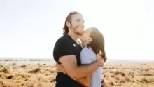 ما هي أعراض الحب عند الرجل؟ وما الصفات التي يحبها بالمرأة؟