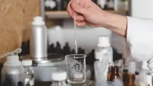 كيفية صناعة العطور في المنزل ومكونات العطور الرئيسة