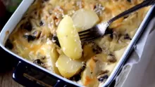 طريقة عمل طبق بطاطس بالفطر و الجبن في الفرن