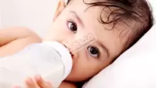 كيف أعرف إن كان الحليب مناسب لطفلي الرضيع؟