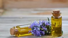 فوائد زيت إكليل الجبل وأهم استخداماته