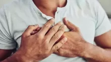 أسباب وتشخيص الم في وسط القفص الصدري وطرق علاجه