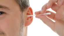 ما هي طريقة تنظيف الأذن المسدودة في المنزل؟ وما هي أعراض هذا الانسداد؟