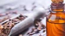 فوائد زيت القرنفل للأسنان لتطهيرها وتسكين الألم