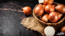 فوائد البصل للعين وأضراره.. وطرق التخلص من دموع البصل