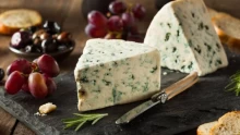 فوائد الجبنة الريكفورد والسر وراء لونها المعفن