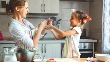 مهارات أساسية للطفل يجب تعليمها له منذ سن صغيرة