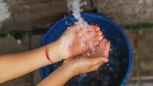 من أحد مصادر الماء العذب؟والفرق بين الماء العذب والمالح؟