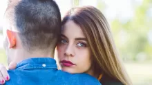كيف أثق في زوجي من جديد بعد الخيانة؟ وما إيجابيات وسلبيات الثقة من جديد؟