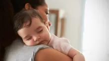 طفلي لا ينام إلا على يدي...ماذا أفعل؟