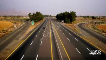 متى يجب على السائق الالتزام بأقصى يمين الطريق؟
