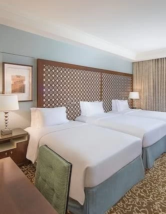 غرفة_ثلاثية_تطل_بشكل_جزئي_على_الحرم