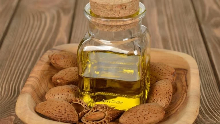 زيت-اللوز-لازالة-الهالات-السوداء-2 زيت-اللوز-لازالة-الهالات-السوداء-2