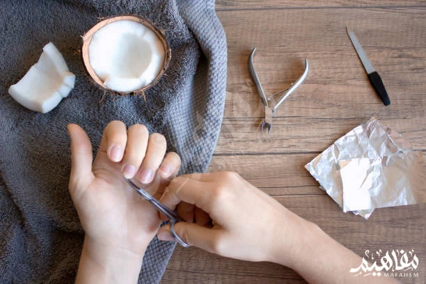 التدليك بزيت جوز الهند للأظافر