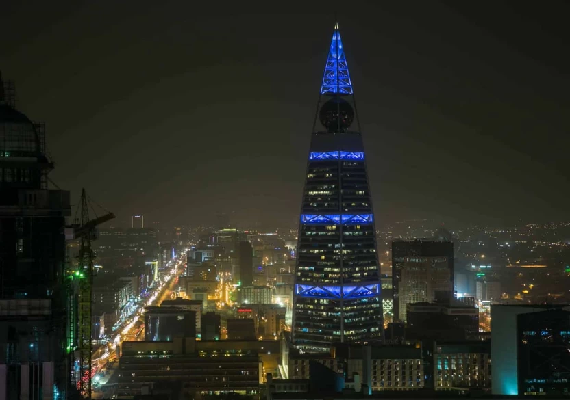 برج الفيصلية من أهم المعالم السياحية في الرياض برج الفيصلية من أهم المعالم السياحية في الرياض