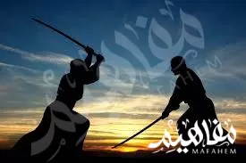  المبارز بالسيف الخشبي بين خصمين 