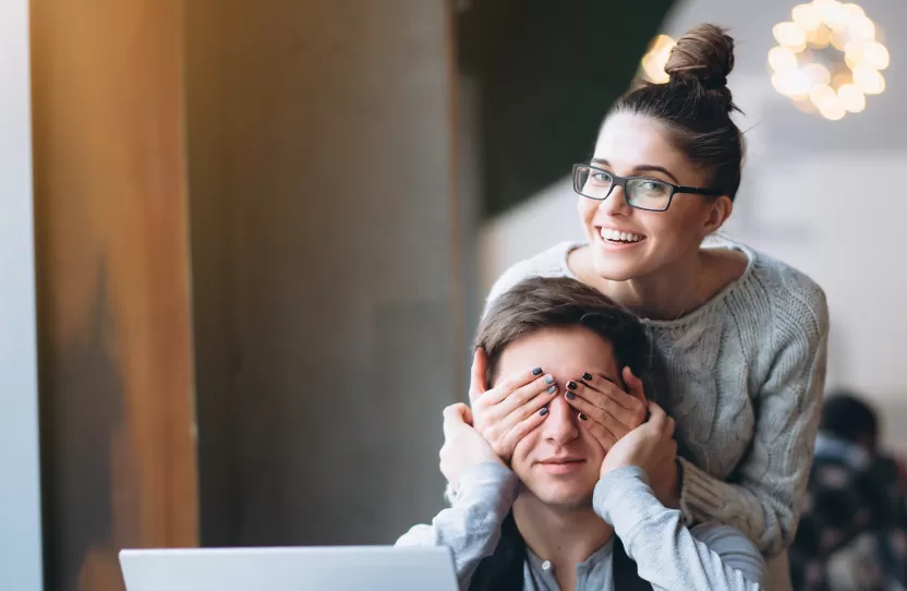 مفاجأة للزوج بعد السفر مفاجأة للزوج بعد السفر