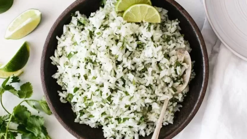 طبق الارز والدجاج بالكزبرة الخضراء طبق الارز والدجاج بالكزبرة الخضراء