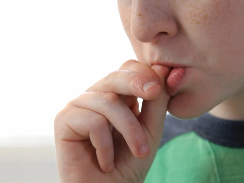 قضم الأظافر قضم الأظافر