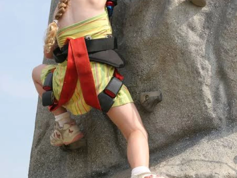   تسلق الجدران الصخرية العملاقة