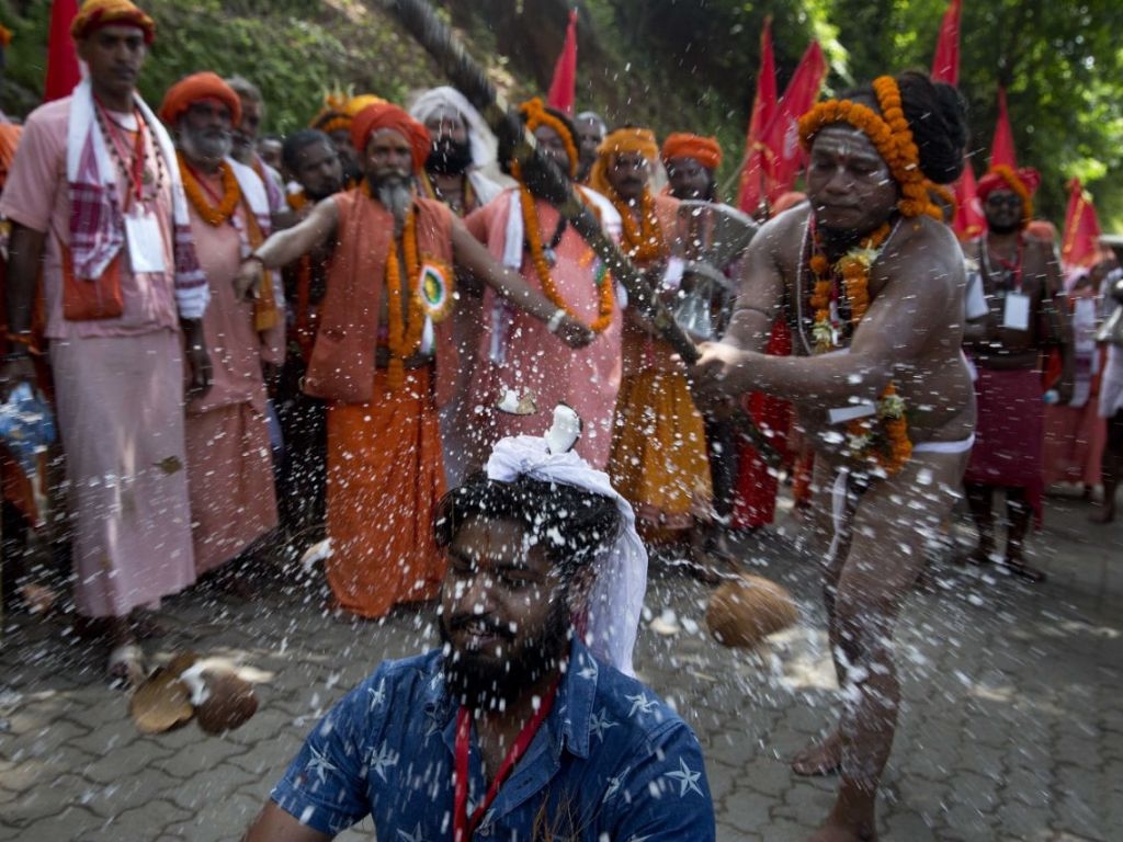 تحطيم جوز الهند على الرأس  في الهند