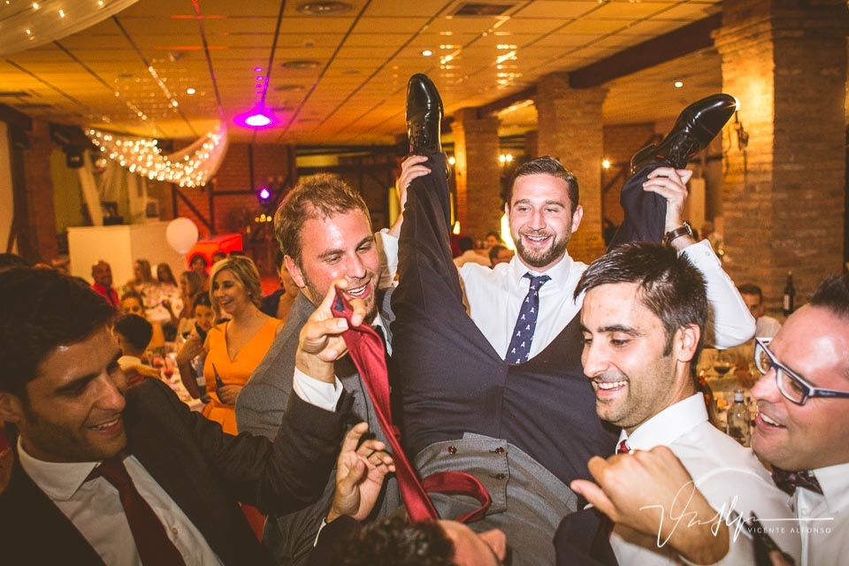 قطع ربطة عنق العريس اسبانيا