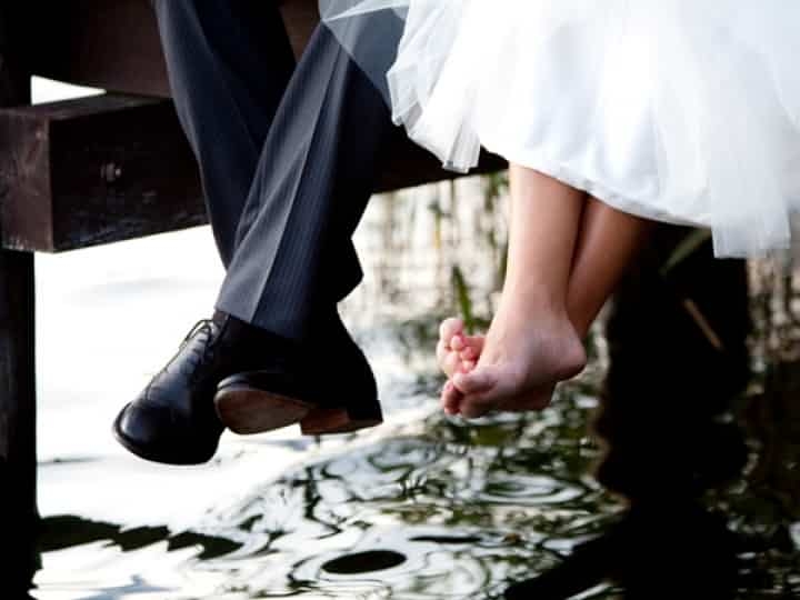 في أيرلندا يجبر العروس على أن تبقى حافية في زفافها 